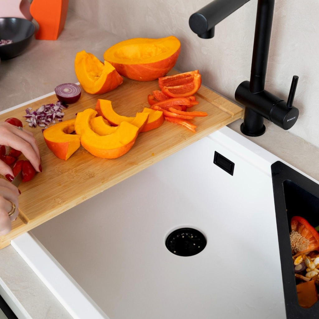 Accesorii chiuveta bucatarie esentiale: cosuri, dozatoare si tocatoare alimentare