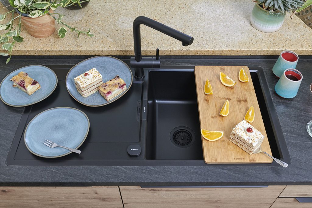 Accesorii chiuveta bucatarie esentiale: cosuri, dozatoare si tocatoare alimentare